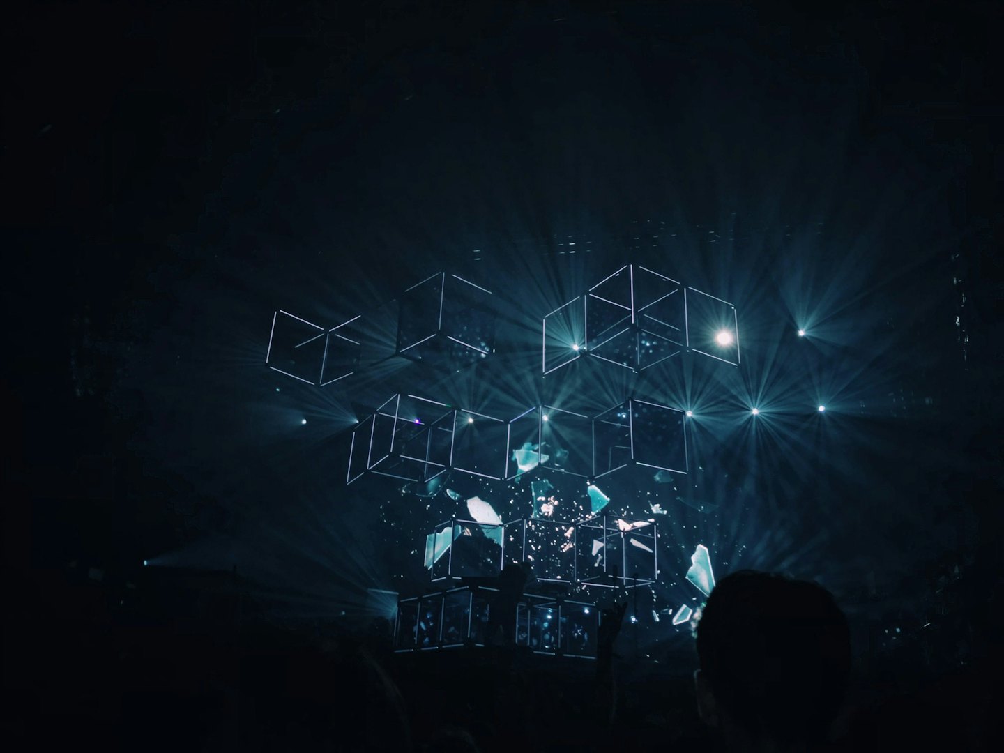 Cubi luminosi in wireframe e forme geometriche frantumate.