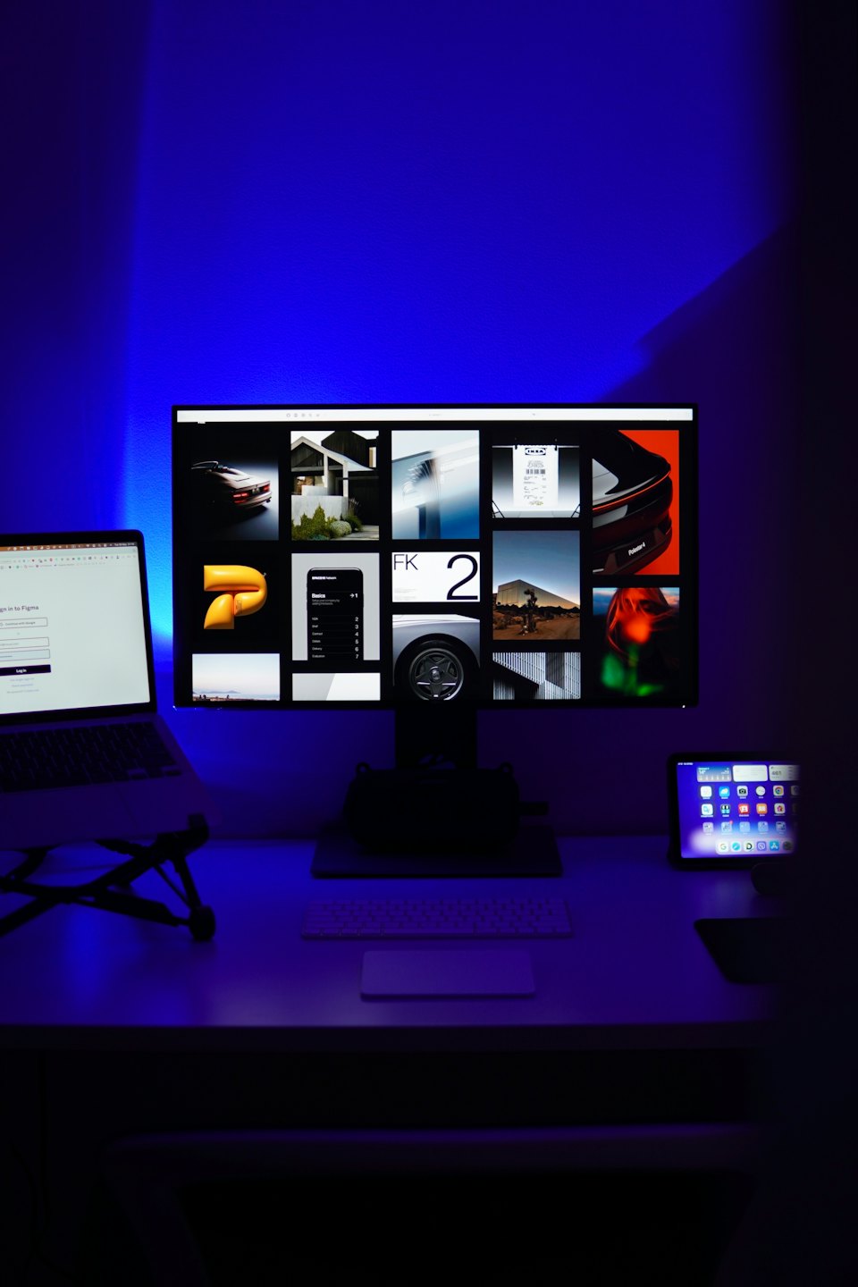 Moderna postazione da scrivania con monitor, laptop e tablet.