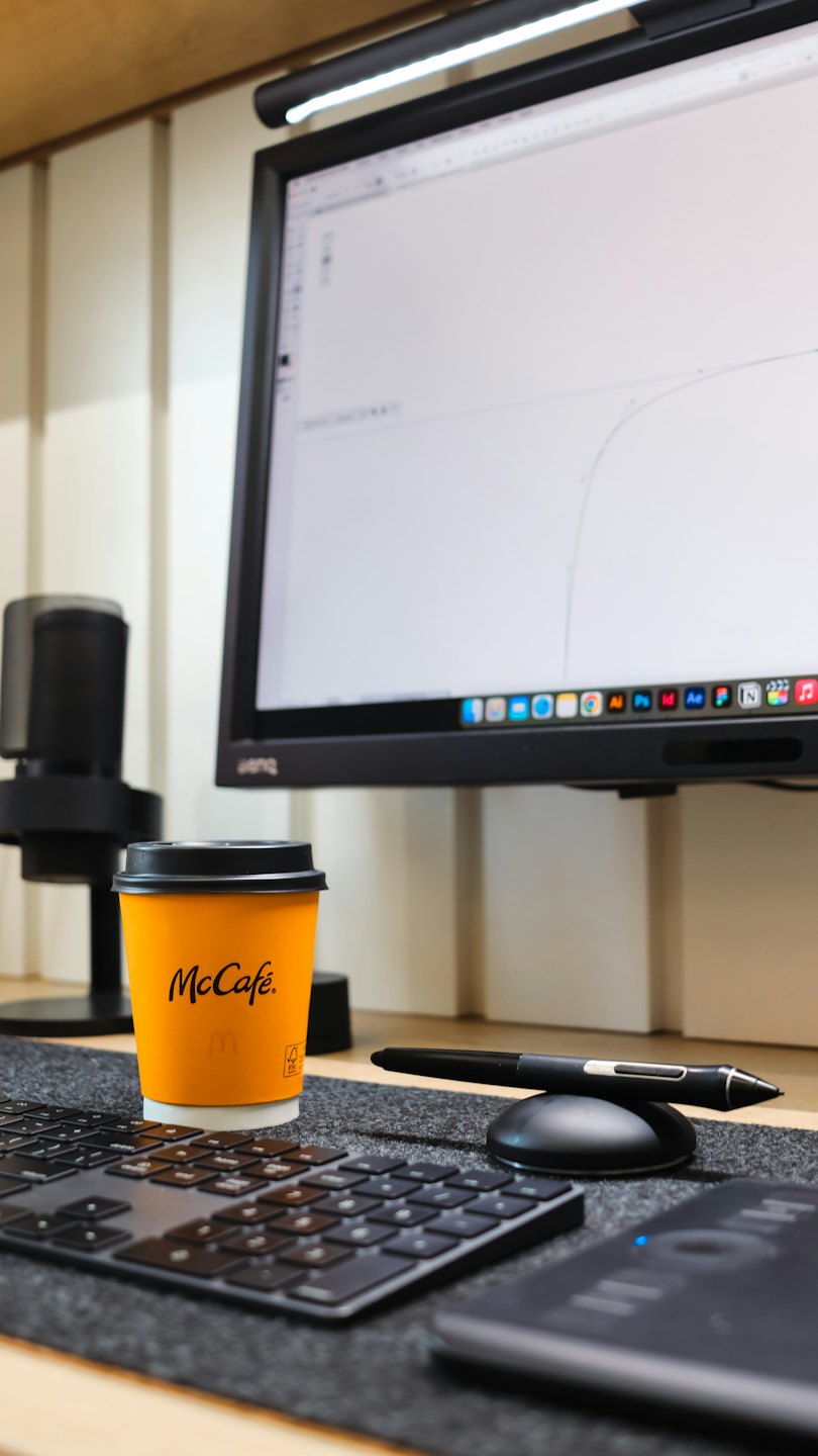 Scrivania professionale con tazza da caffè arancione.